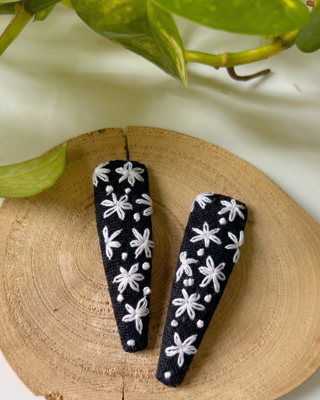 White Daisy Trail Hairclips