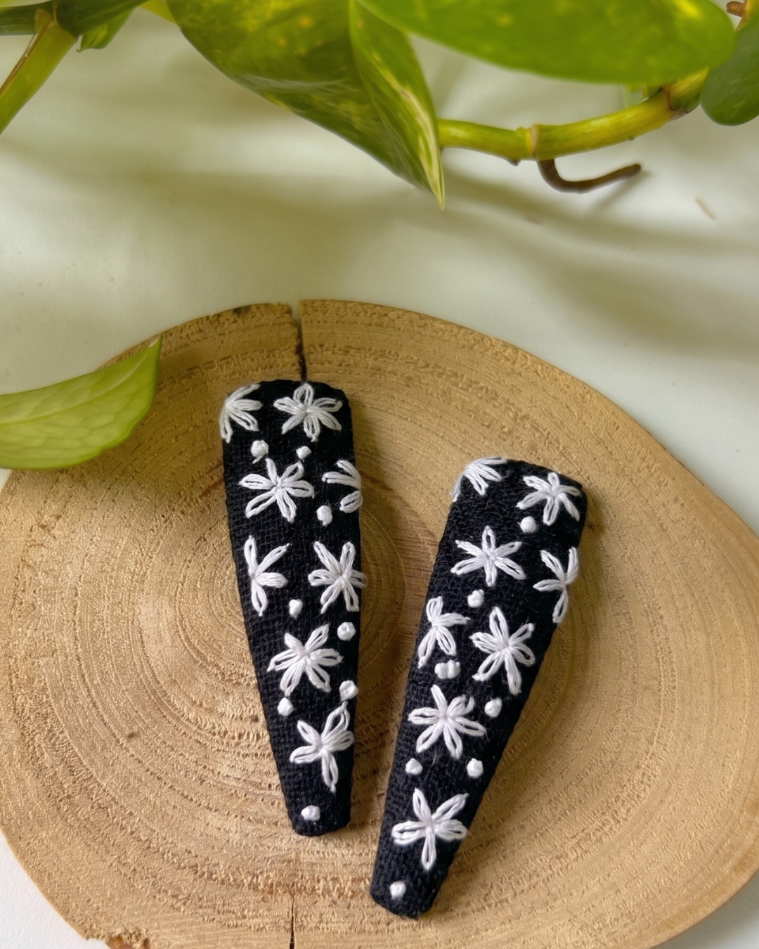 White Daisy Trail Hairclips